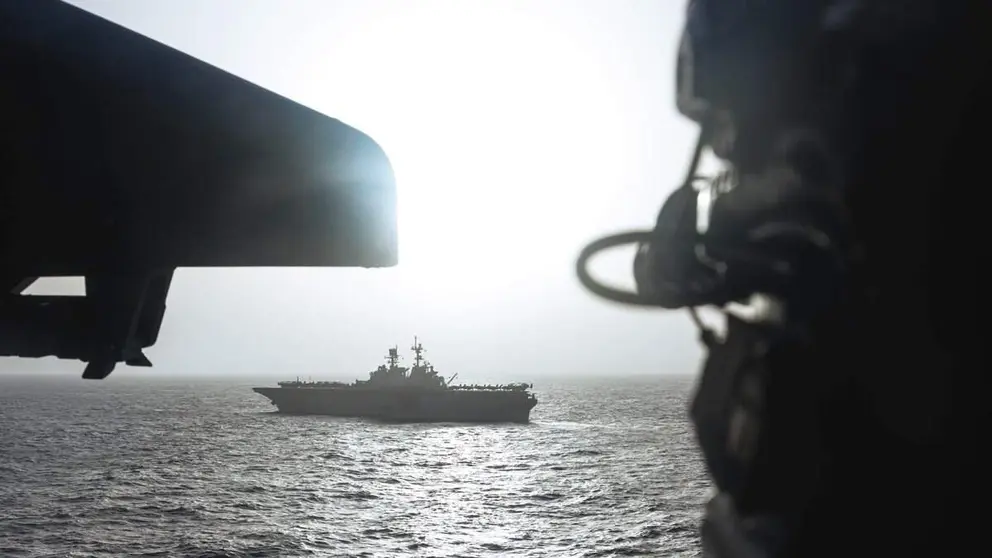Un buque navega por el Estrecho de Ormuz . (Centcom)