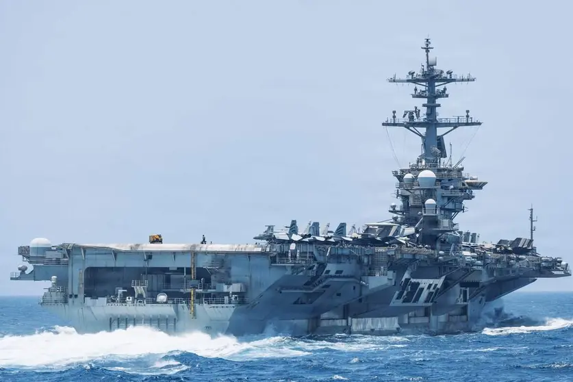 El portaaviones USS Abraham Lincoln transita por el Mar Ar&aacute;bigo. (Centcom)