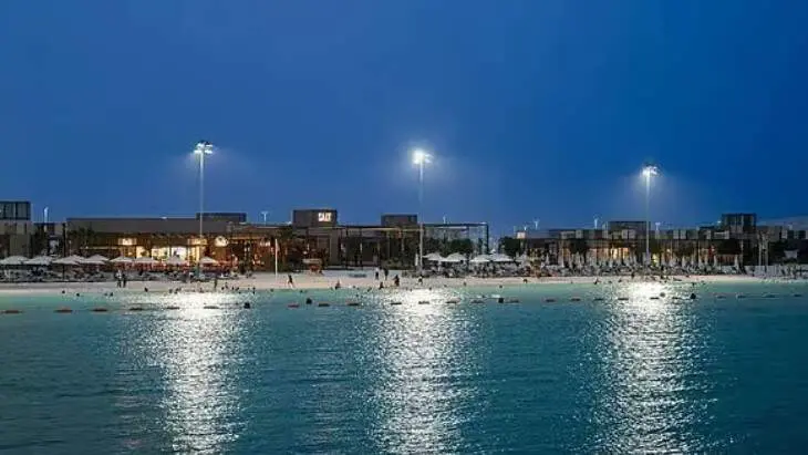 Una imagen suministrada de una playa nocturna en Abu Dhabi.