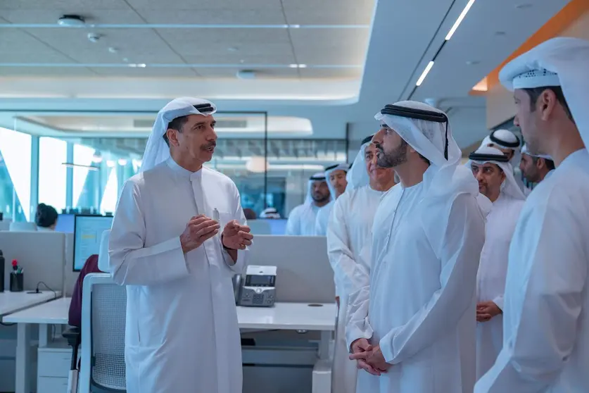 El jeque Hamdan, en el centro de la imagen, durante su visita al DIFC. (WAM)