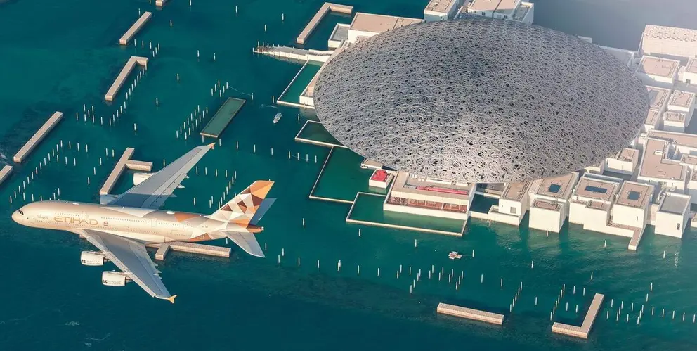 un avi&oacute;n de Etihad Airways sobrevuela la isla de Saadiyat. (WAM)