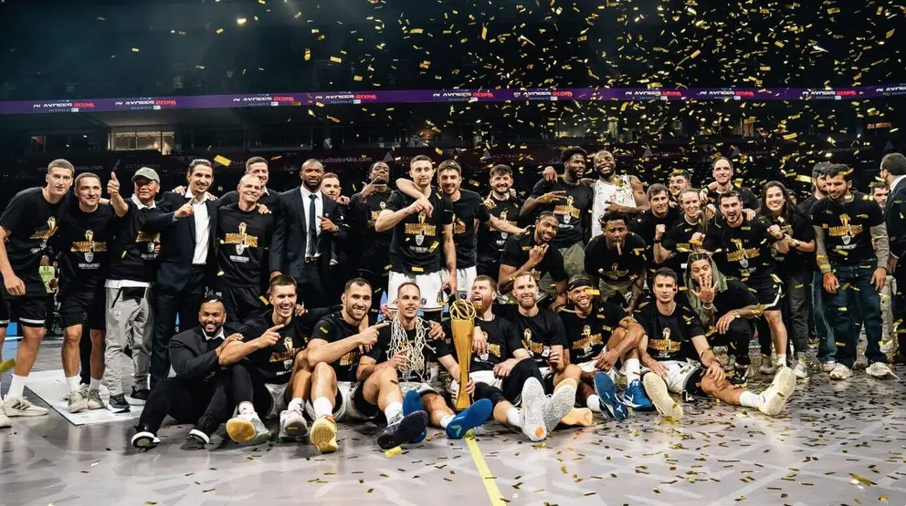 El Dubai Basketball Club tras ganar la final de la Liga ABA. (WAM)