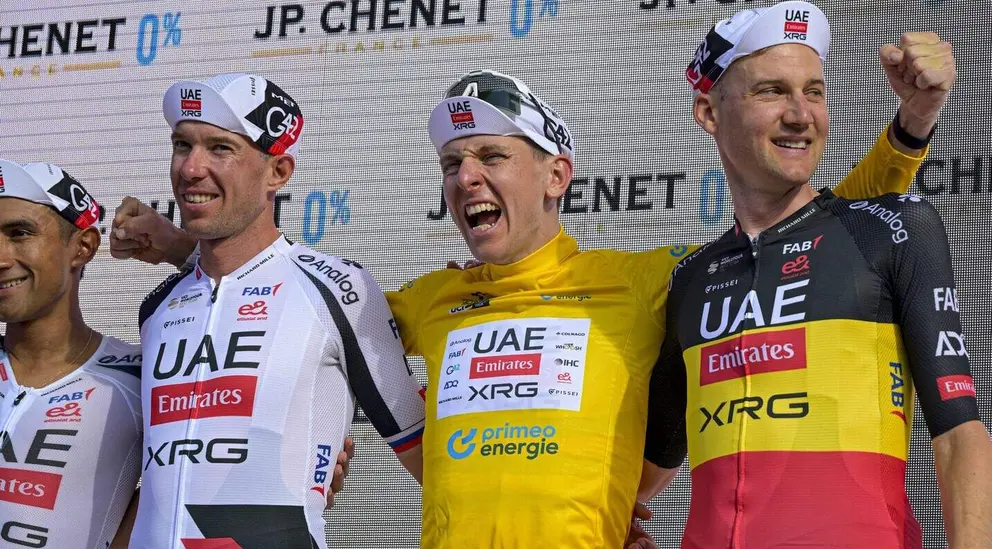 De amarillo el ciclista esloveno del UAE Team Emirates. (WAM)