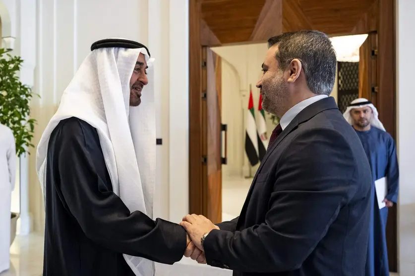 El presidente de EAU saluda al ministro sirio. (WAM)