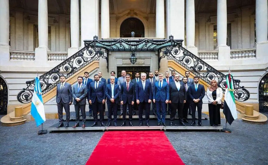 La delegaci&oacute;n emirat&iacute; junto a los funcionarios argentinos. (WAM)