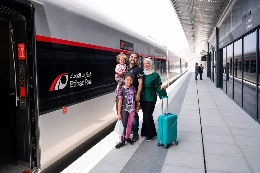 Una familia antes de subir al tren en la estaci&oacute;n de Al Faya. (Etihad Rail)