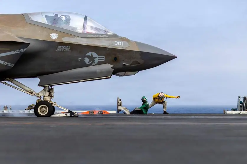 Un F-35 de EEUU despega del portaaviones USS Abraham Lincoln (CVN 72) en el mar Ar&aacute;bigo. (Centcom)