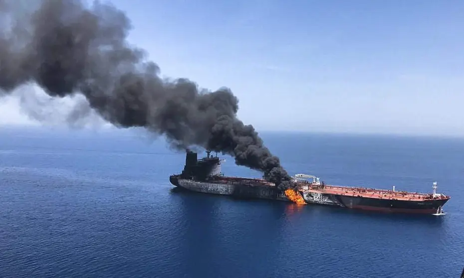 Un petrolero atacado en Ormuz. (X)