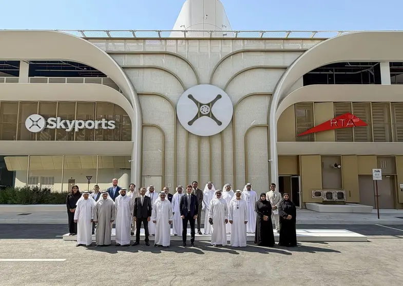 Funcionarios emirat&iacute;es ante el primer vertipuerto del mundo. (WAM)