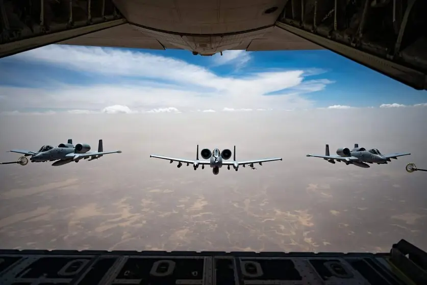 Fuerza A&eacute;rea de EEUU proporciona combustible a varias aeronaves de ataque A-10C. (Centcom)