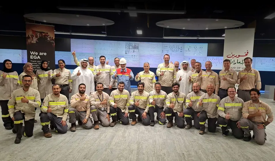 Trabajadores de la refiner&iacute;a de al&uacute;mina de Al Taweelah. (WAM)