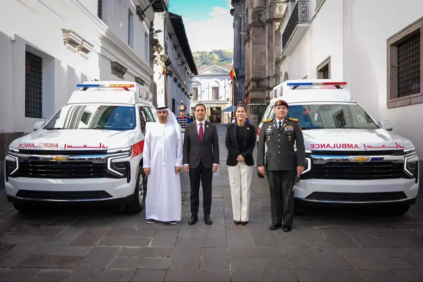 Representantes de Emiratos y Ecuador posan con las ambulancias. (X)