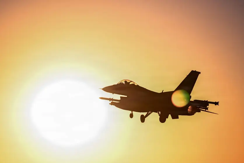 Un avi&oacute;n de combate F-16 de la Fuerza A&eacute;rea de EE.UU. despega de una base en Oriente Medio.. (Centcom)