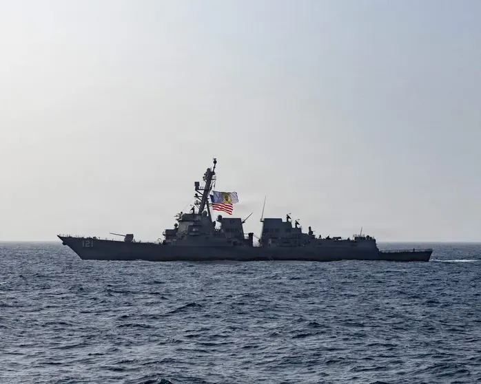 Un buque del ej&eacute;rcito de EEUU en el Estrecho de Ormuz. (Centcom)