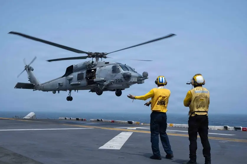El buque de asalto anfibio USS Boxer apoya operaciones de vuelo d&iacute;a y noche desde el mar Ar&aacute;bigo. (Centcom)