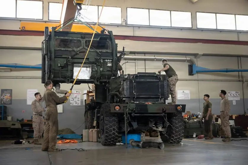 marines de Estados Unidos cambian la transmisi&oacute;n en un veh&iacute;culo del Sistema de Cohetes de Artiller&iacute;a de Alta Movilidad mientras est&aacute;n desplegados en el Medio Oriente. (Centcom)