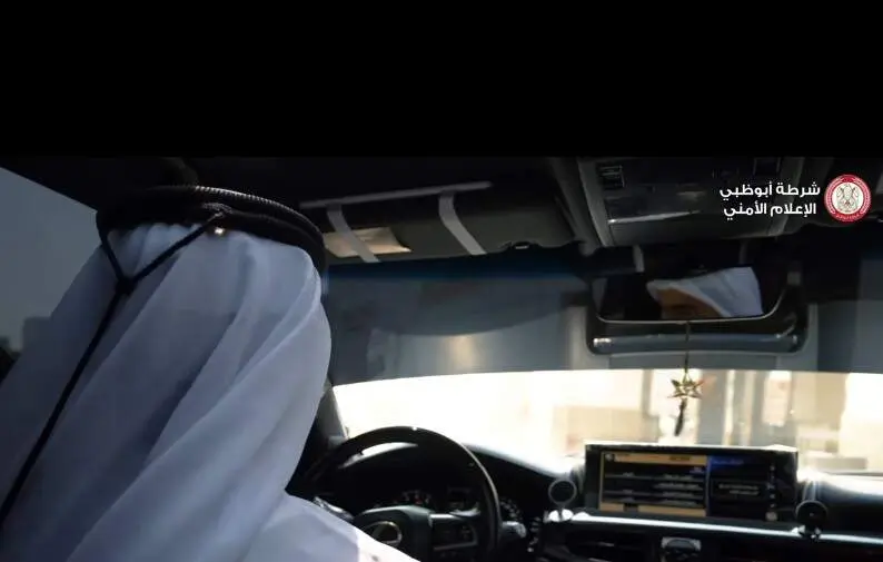 Un emirat&iacute; dentro de su coche. (Instagram)