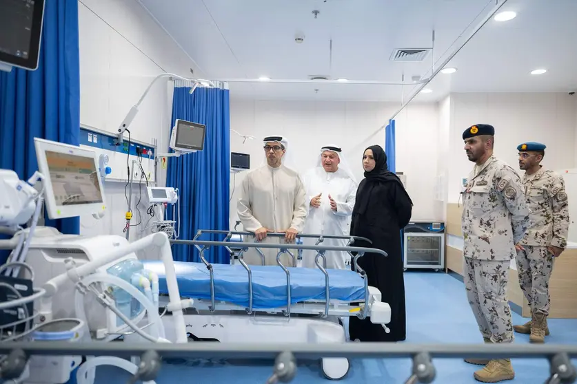 Primero por la izquierda, el jeque Mansour bin Zayed durante la visita al hospital. (WAM)