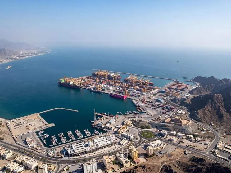 El puerto de Khorfakkan en el emirato de Sharjah. (WAM)