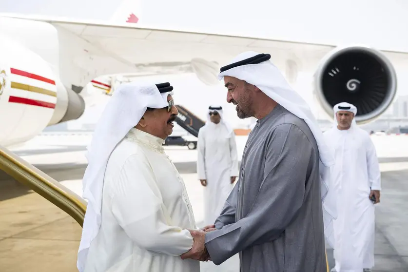 El presidente de EAU recibe al rey de Bahr&eacute;in en Abu Dhabi. (WAM)