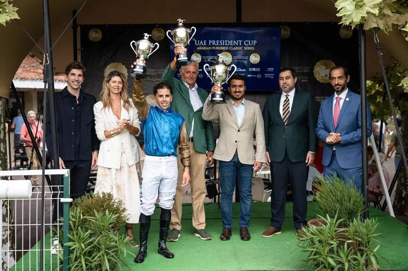Representantes de EAU junto a organizadores y campeones de la jornada h&iacute;pica en San Sebasti&aacute;n. (WAM)