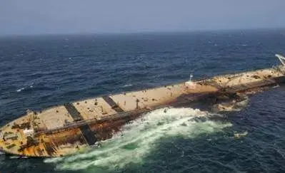 Buque Caroline Bezengi, con bandera de Camer&uacute;n, varado cerca de las islas Hallaniyat. (Fuente externa)