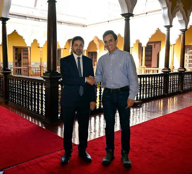 Encuentro de Ibrahim Al Alawi, embajador de Emiratos &Aacute;rabes Unidos en Per&uacute; -izquierda-, con Carlos Esp&aacute;, ministro de Relaciones Exteriores peruano. (WAM)