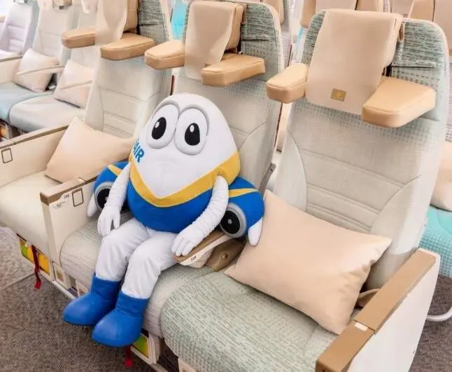 La mascota de Ryanair en un asiento de Emirates. (X)
