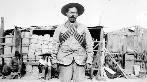 El revolucionario mexicano, general Pancho Villa, con el atuendo de batalla y bandoleras. (Foto de la Biblioteca del Congreso)