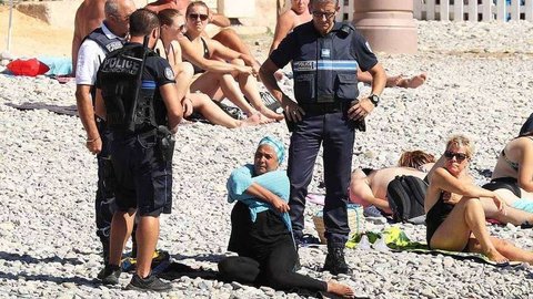 Policía obliga a quitarse el burkini a una musulmana en Cannes (Francia)