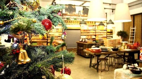 El ambiente netamente navideño preside la tienda de La Despensa en Al Quoz de Dubai. (EL CORREO)