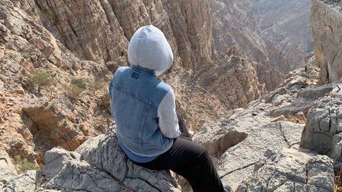 Una excursionista en una montaña en RAK. (EL CORREO)