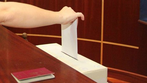 Española vota en las elecciones al Consejo de Residentes Españoles en Emiratos Árabes. (EL CORREO)