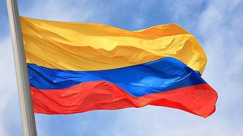 Bandera de Colombia al viento en la celebración de su Fiesta de la Independencia. (Fuente externa)
