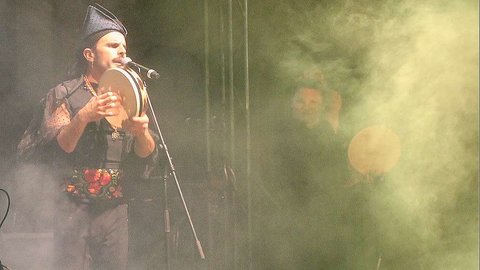 Rodrigo Cuevas, durante su concierto en Sharjah. (EL CORREO)