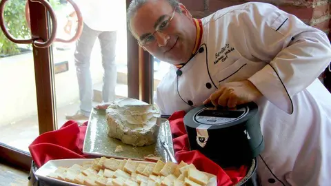 El chef Mariano Andr&eacute;s, en el restaurante Seville&acute;s de Wafi Mall en Dubai. (EL CORREO)