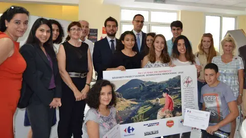 El cónsul de Perú, con alumnos y profesores.