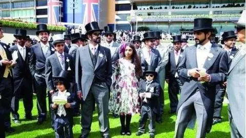 Al Maktoum y su familia en la carrera de caballos de Royal Ascot