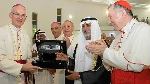 El nuncio apostólico en la Península Arábiga, arzobispo Petar Rajic, entrega un regalo al Sheikh Nahyan Bin Mubarak Al Nahyan, ministro de Cultura, Juventud y Desarrollo Comunitario de Emiratos Árabes.