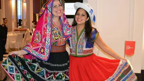 Los invitados fueron recibidos por dos chicas peruanas vestidas con el traje típico del país. (Suhail Ali)