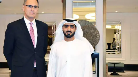 El Cónsul General del Perú, Carlos Tavera, con el director del Ministerio de Relaciones Exteriores, Rashid Mattar Al Siri, durante el Iftar. (Suhail Ali)