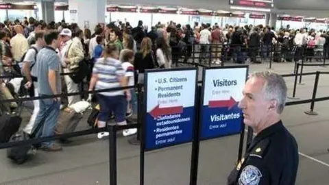 Pasajeros en Aeropuerto de Estados Unidos.