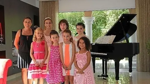 Los alumnos, junto a la profesora. (EL CORREO)