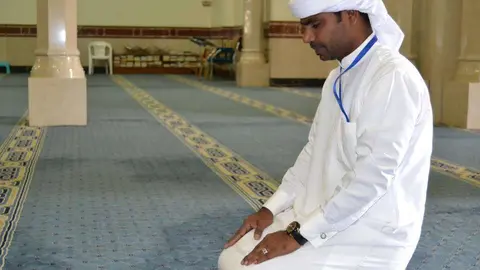 Guía de la mezquita de Jumeirah muestra cómo los musulmanes oran. (Foto: Suhail Ali)