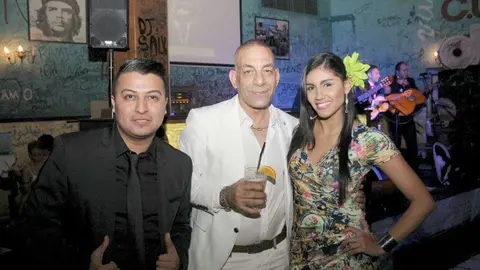  Waheed Abdel Ali y Edikson Duarte junto a una de las asistentes a la fiesta.