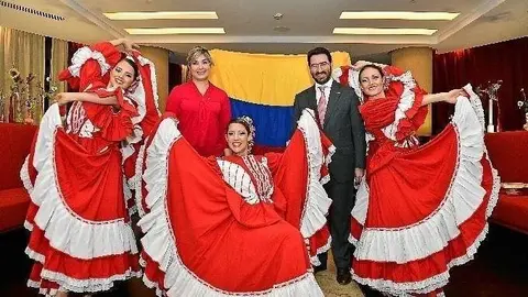 El embajador de Colombia y su esposa junto a un grupo floklórico colombiano. (Manaf K. Abbas)