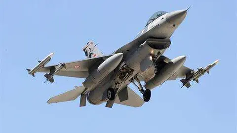 Caza turco en pleno vuelo.