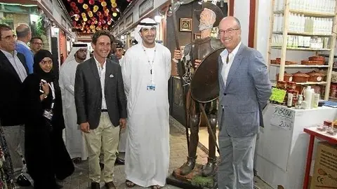 José Eugenio Salarich, responsables del Global Village y Raúl Simón junto a Don Quijote.
