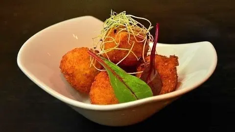Croquetas de pollo con queso manchego. Fotos: Albert Sayegh