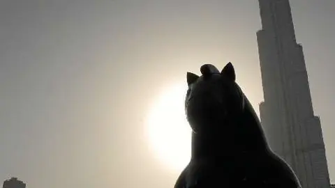 Fotografía ganadora del concurso realizada por Ana Gavassa en la que se aprecia el Caballo de Botero con el Burj Khalifa de fondo.